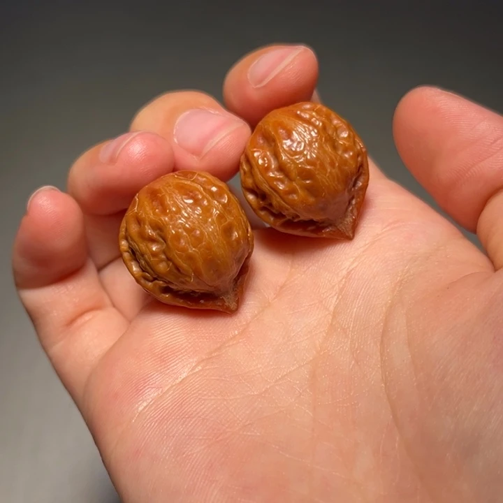 文玩核桃吊坠红豆447