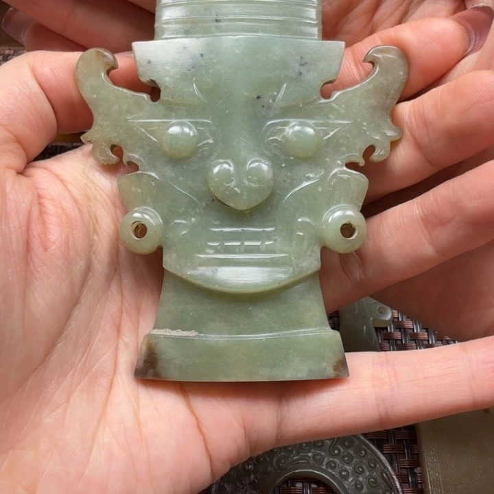 满工雕刻神人面配饰