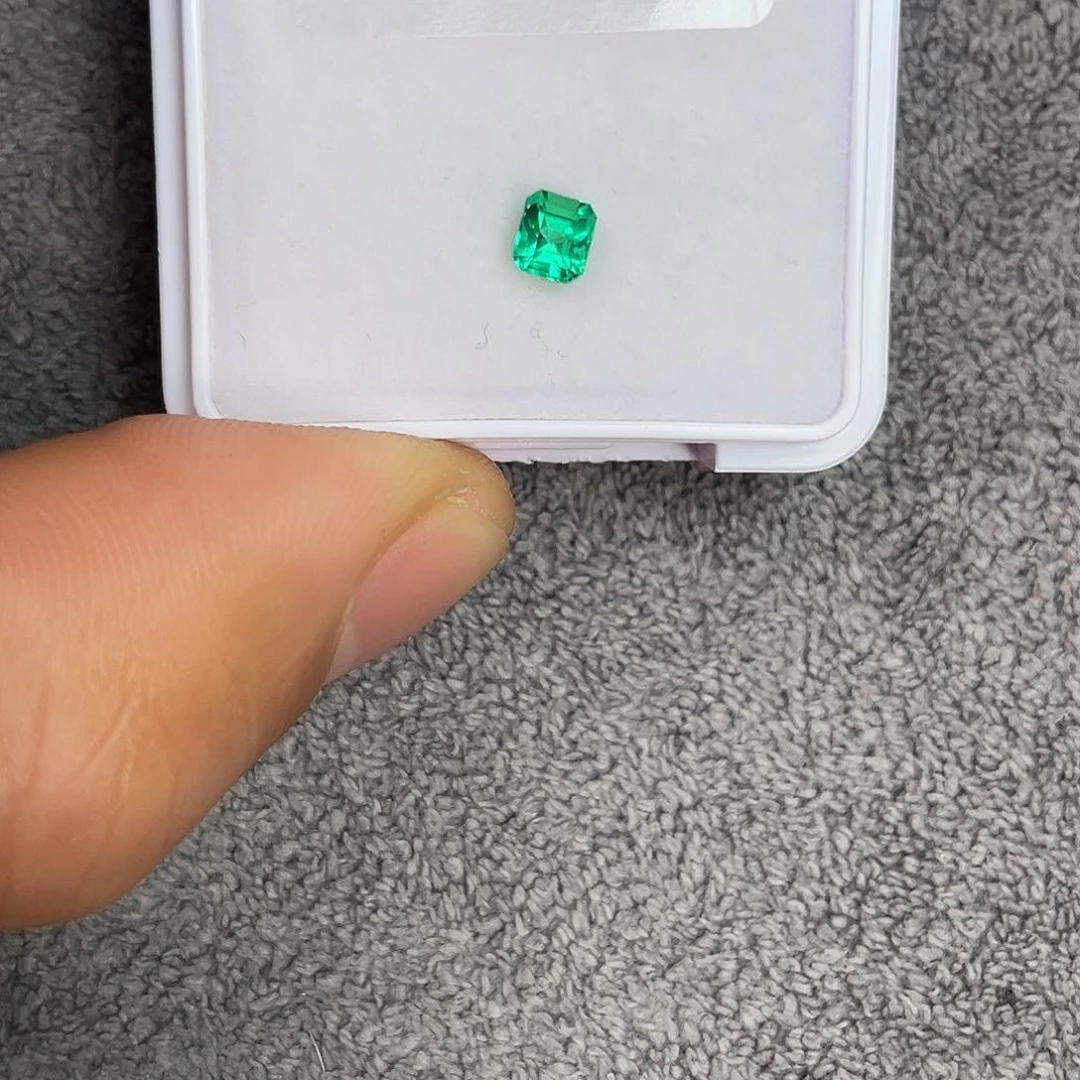 祖母绿裸石未镶嵌0.321Ct。