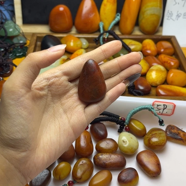 大***狼和田玉（糖玉）未镶嵌珠宝半成品