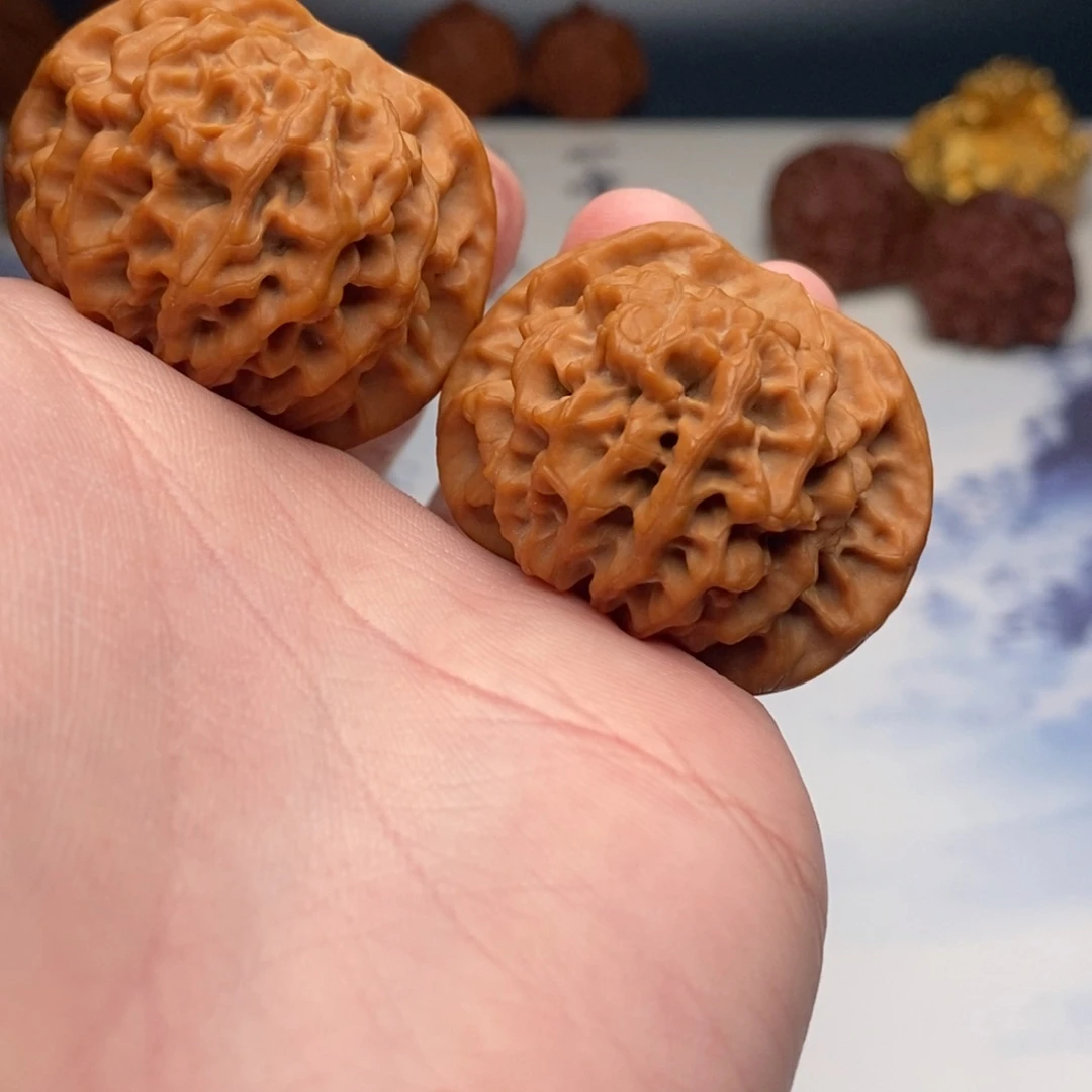 把件文玩核桃40.5秦闷（山字尖）