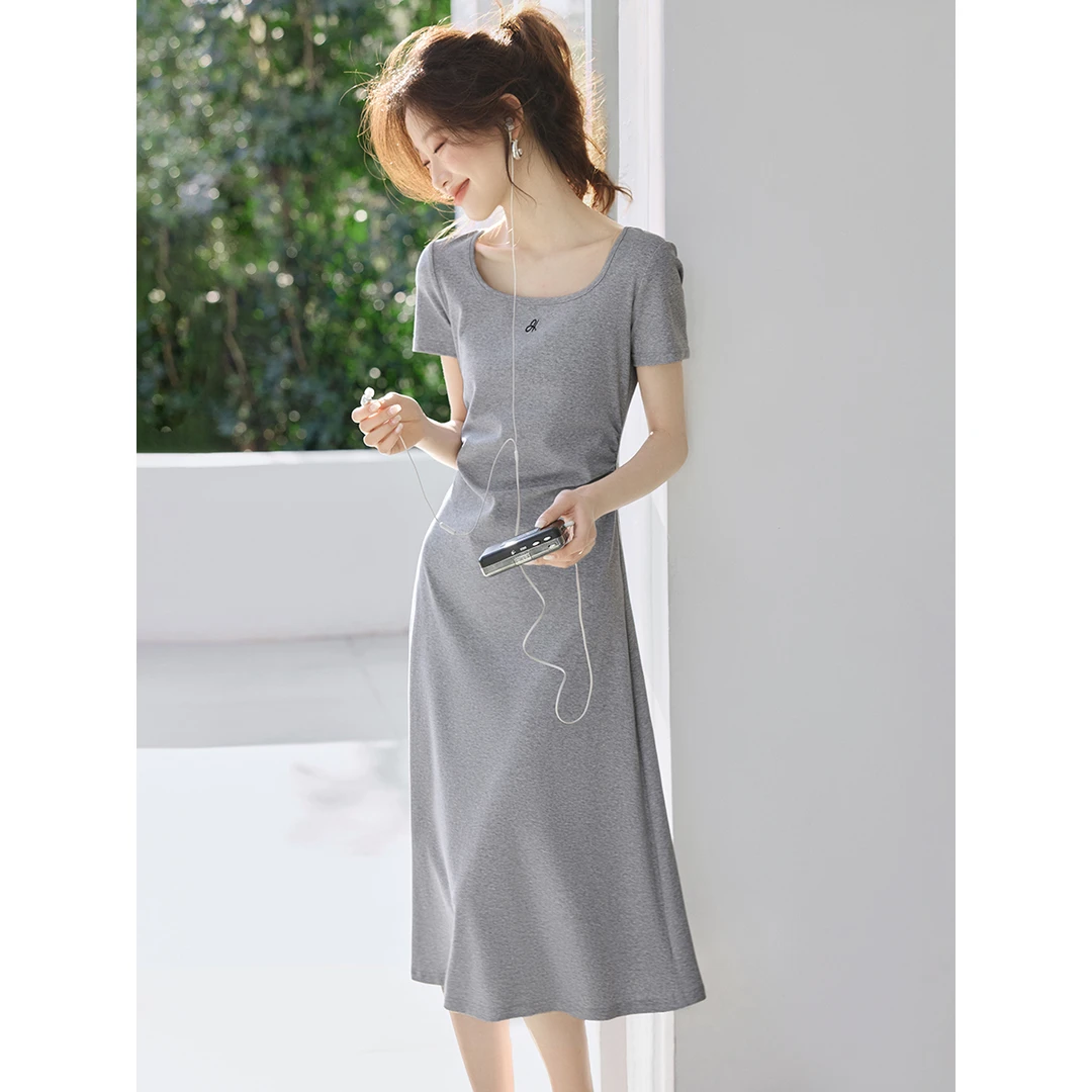 沫晗依美2025春夏短袖收腰显瘦气质长款法式方领刺绣针织连衣裙