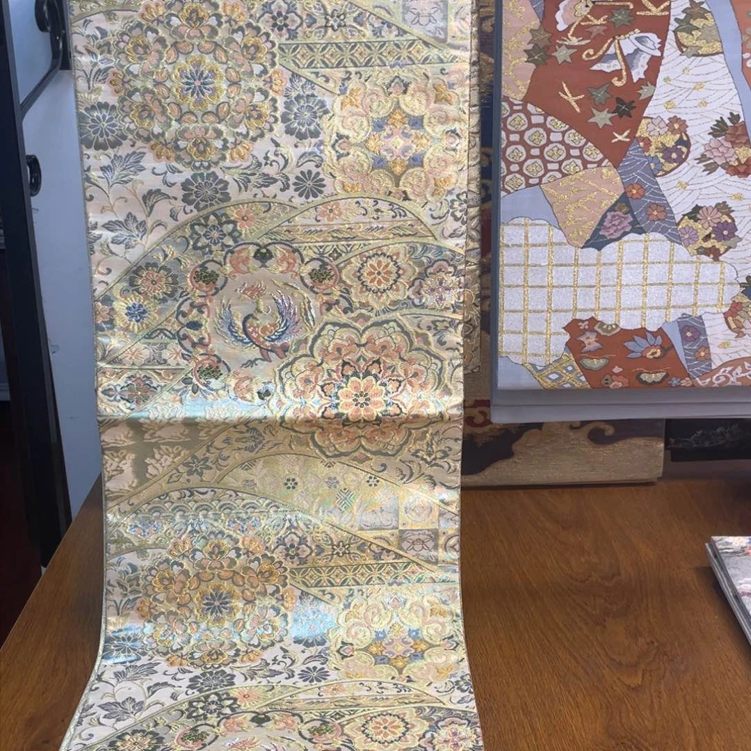 织绣连山金织宝相