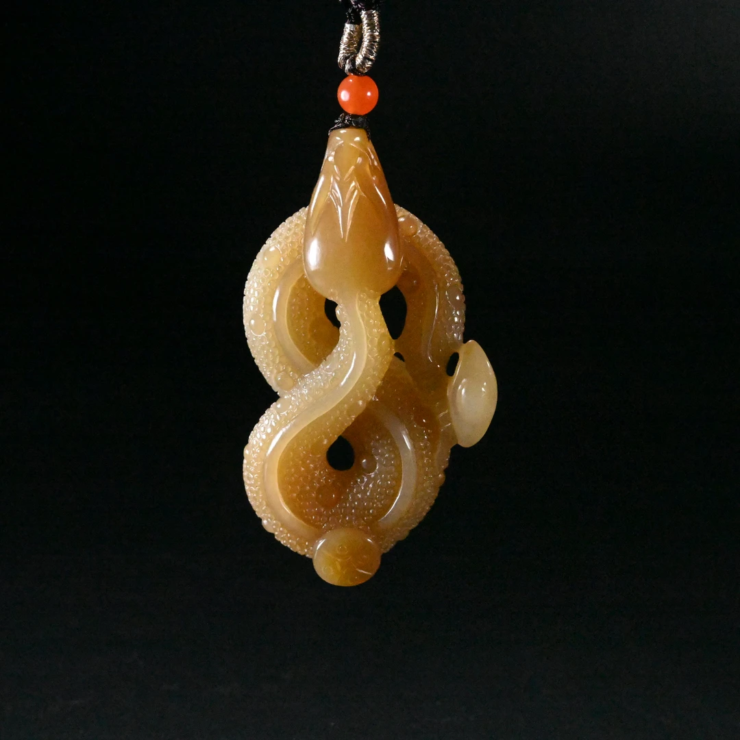 Lot8858 和田玉灵蛇挂坠/保利