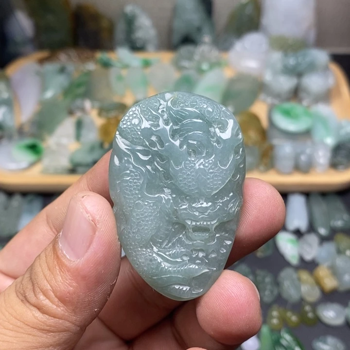 翡翠未镶嵌颈饰龙