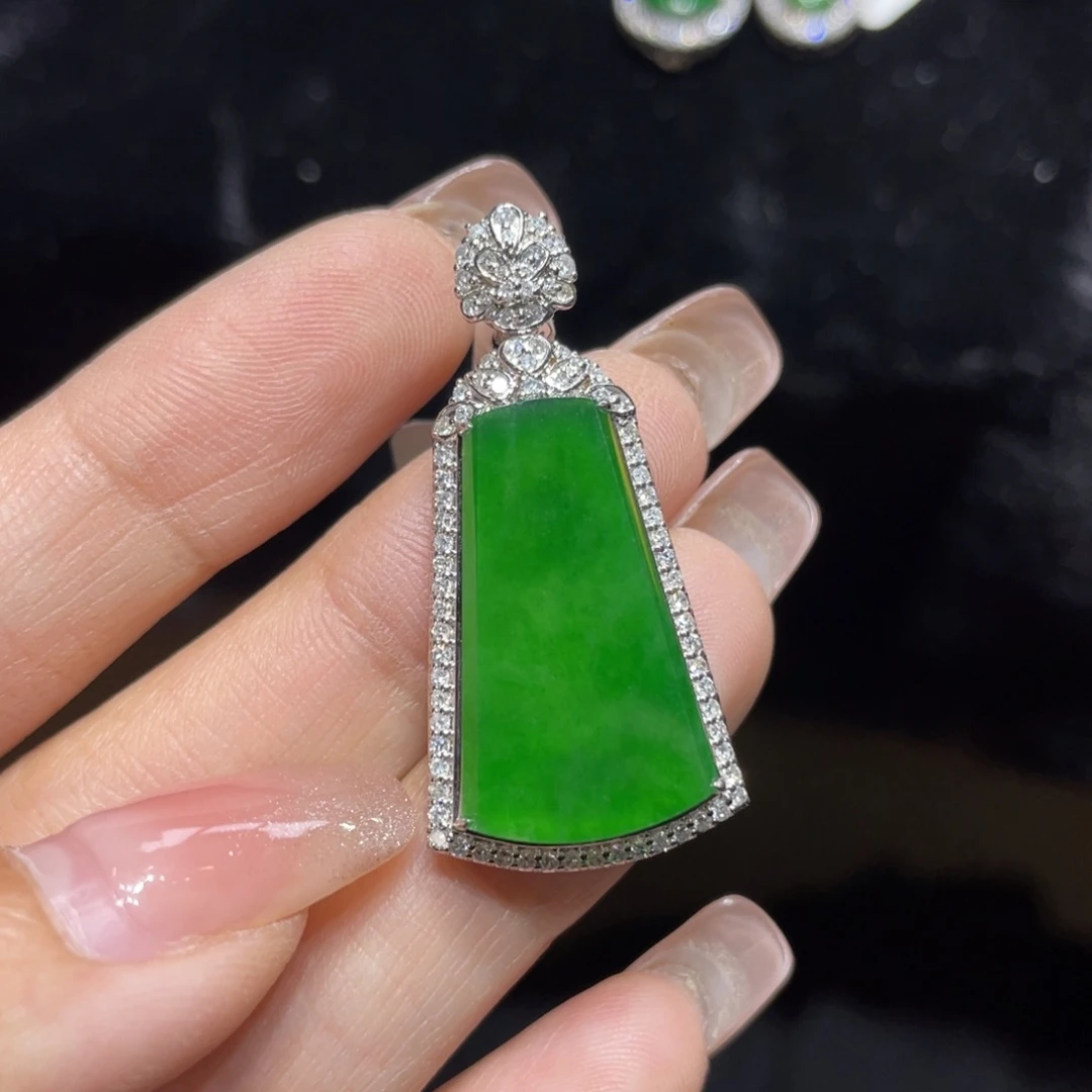 翡翠颈饰18K金镶嵌天然缅甸翡翠