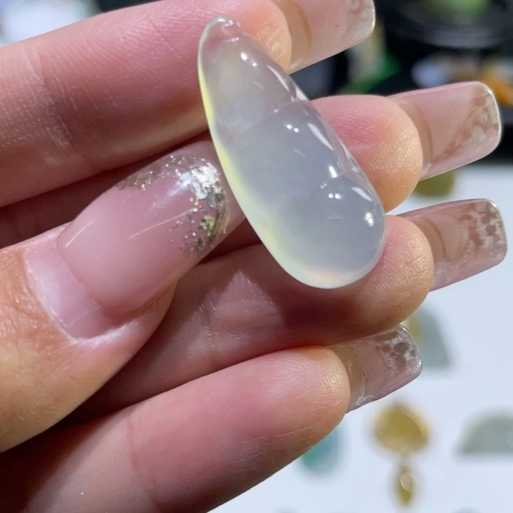 翡翠未镶嵌颈饰豆子