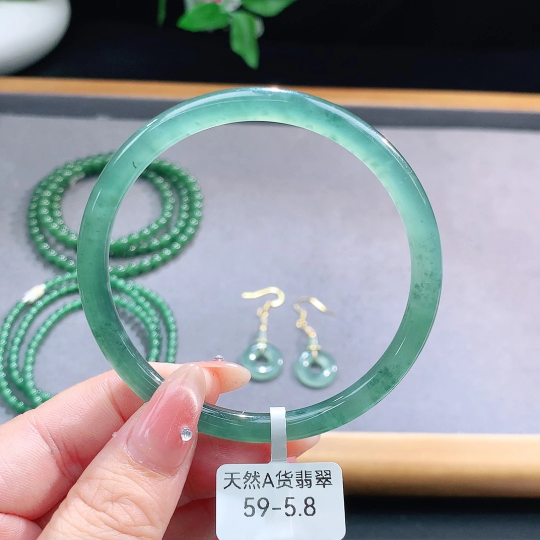未镶嵌手镯（圆镯）翡翠