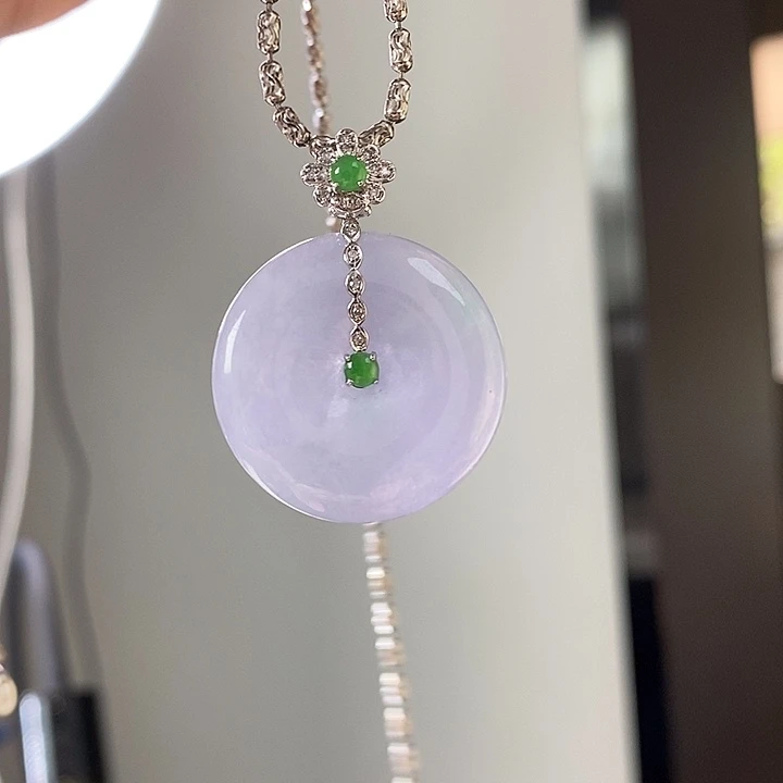 翡翠18K金镶嵌颈饰平安扣