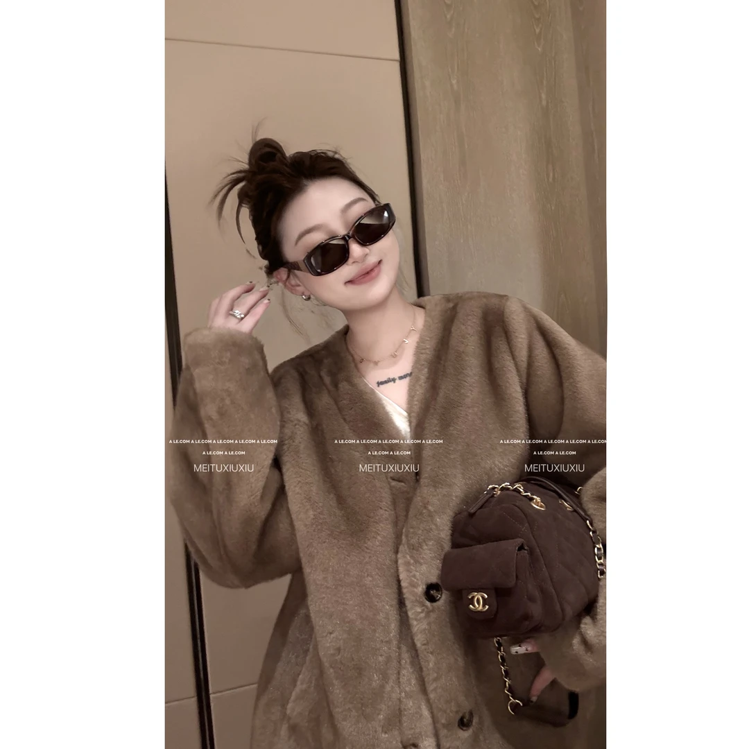 【阿乐家】大码微胖“琥珀云烟”高级感气质经典V领毛毛外套