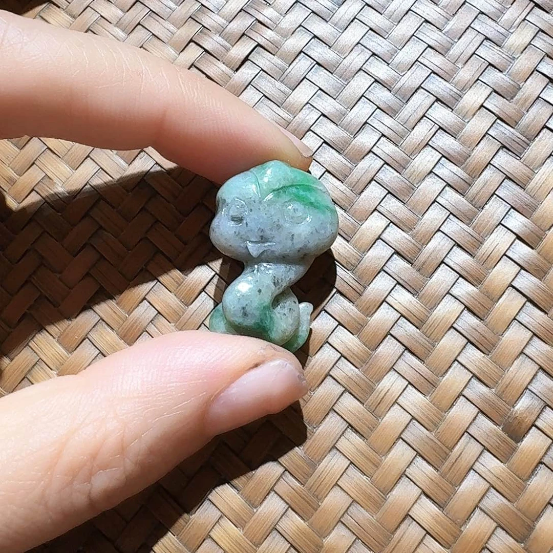翡翠未镶嵌颈饰难****?个性十足