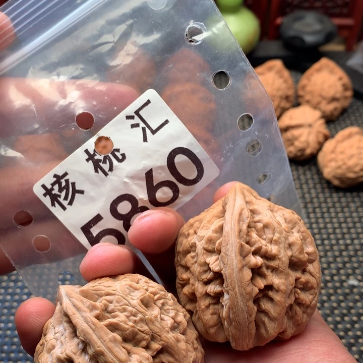 文玩核桃吊坠红锦鲤