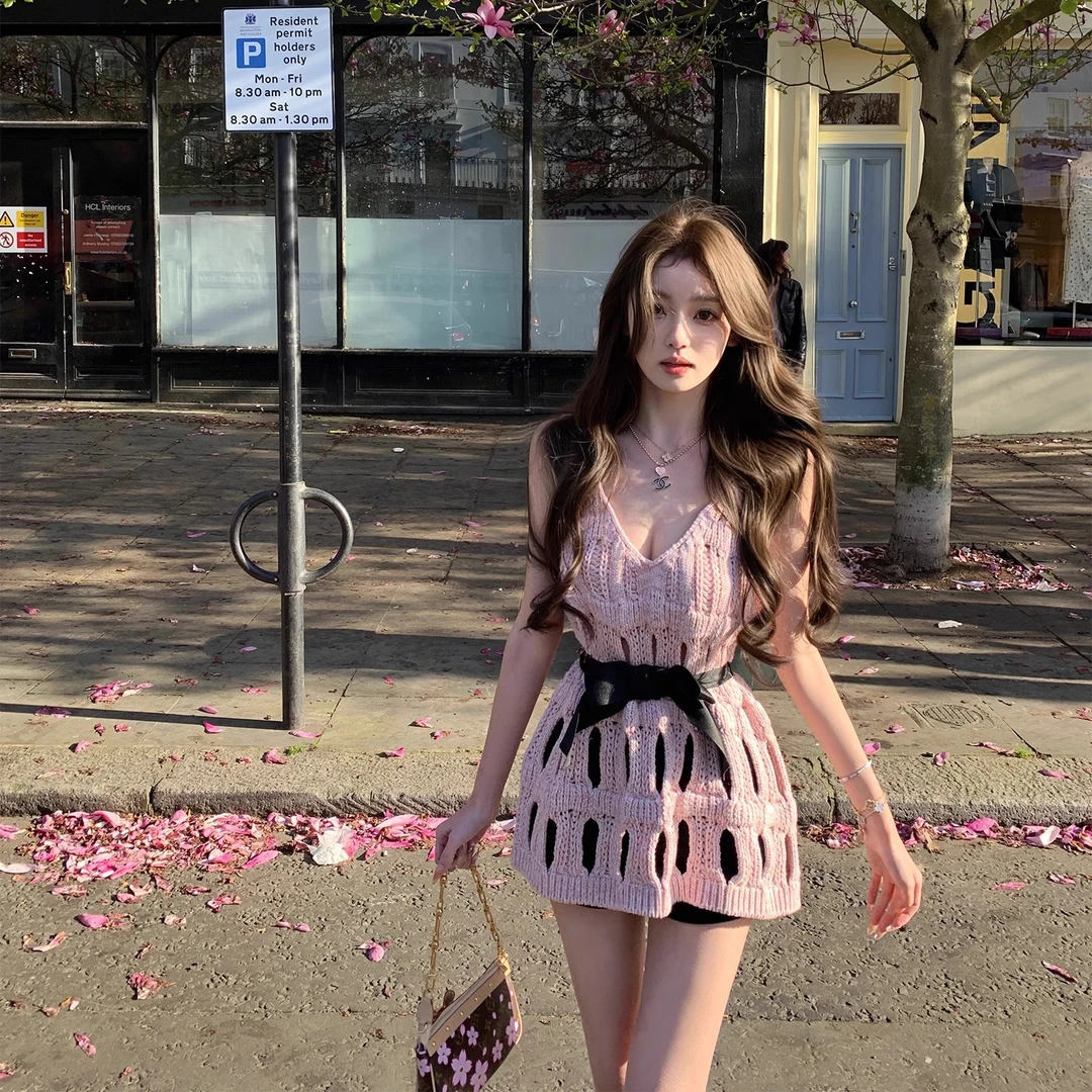 小香风重工缕空勾花编织设计感背心裙夏季新款气质针织V领连衣裙