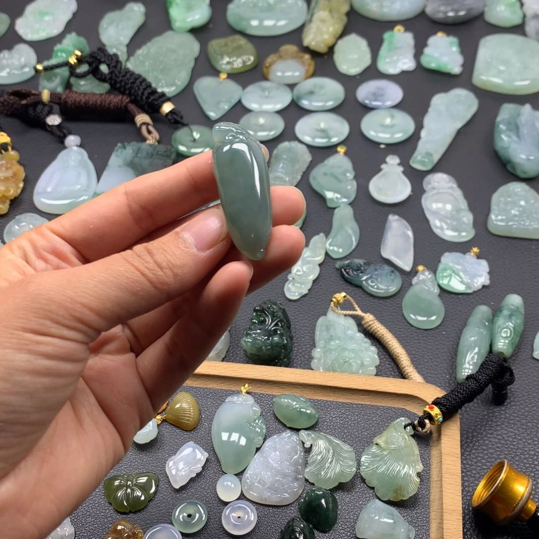 翡翠颈饰未镶嵌瓜