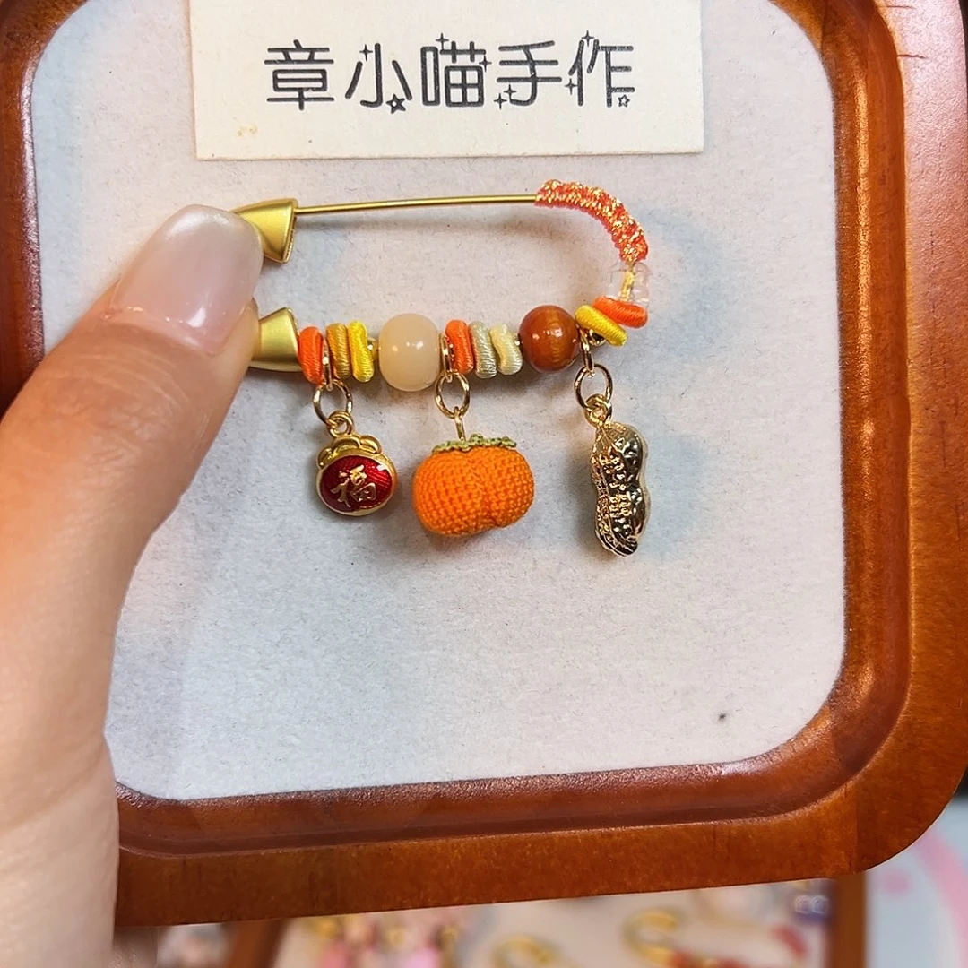 针织品手工钩织柿子胸针