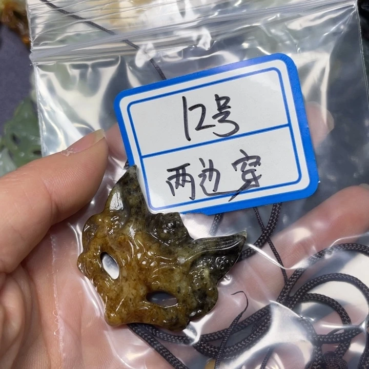 蛇纹石玉颈饰合金蓝**?
