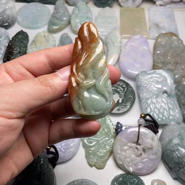 翡翠未镶嵌颈饰九尾狐50