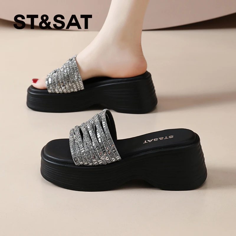 星期六厚底拖鞋女夏外穿2025新款百搭水钻后空增高一字坡跟凉拖鞋