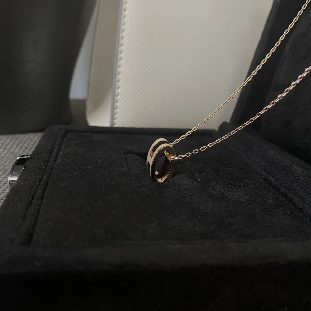 铜合金项链 经典字母项链W4Q00 气质时尚百搭优雅小众简约ins风