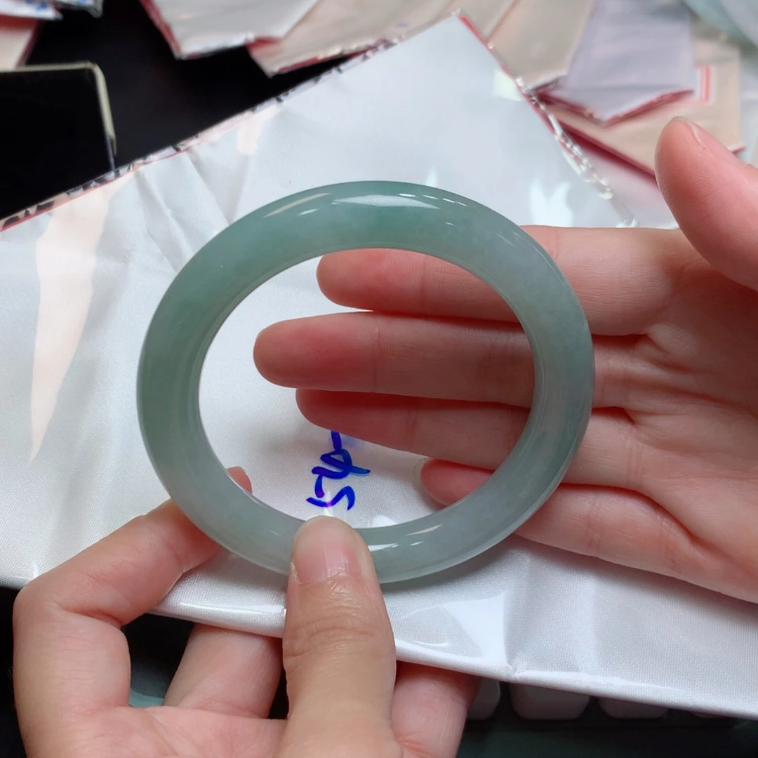 翡翠手镯未镶嵌翡翠