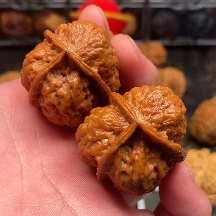 文玩核桃把件牡丹三棱