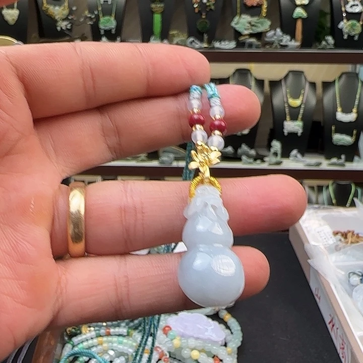 翡翠未镶嵌颈饰葫芦
