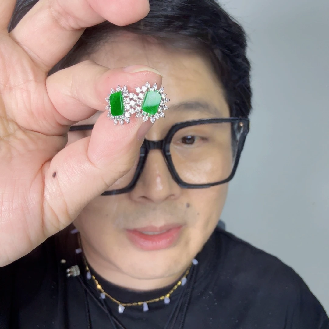 翡翠未镶嵌颈饰一对