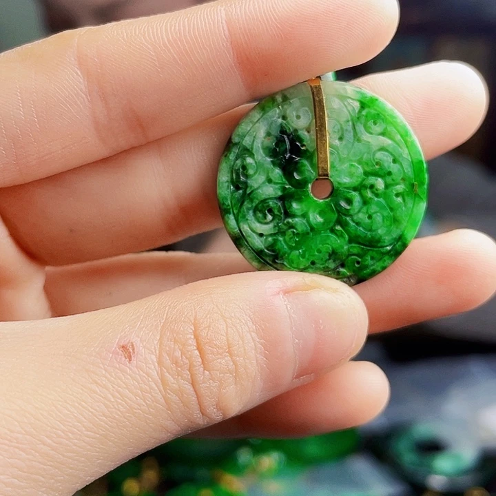 翡翠18K金镶嵌颈饰多样性