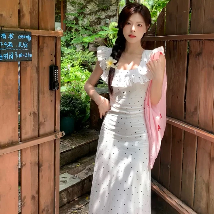 白色波点气质长裙女2025年新款小飞袖小众设计收腰法式连衣裙子