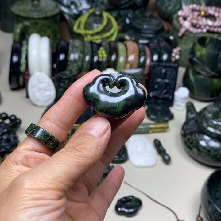 潇***6蛇纹石玉未镶嵌项链如意