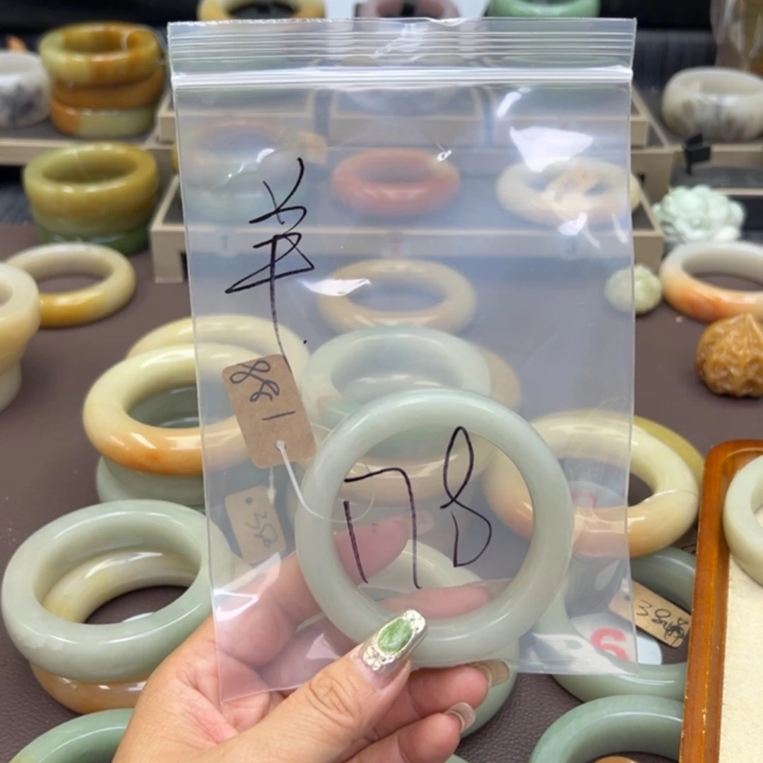 石英质玉未镶嵌手镯?*