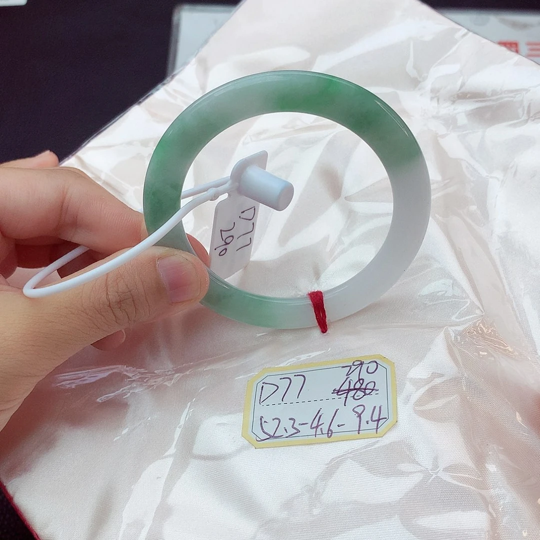 翡翠手镯未镶嵌翡翠