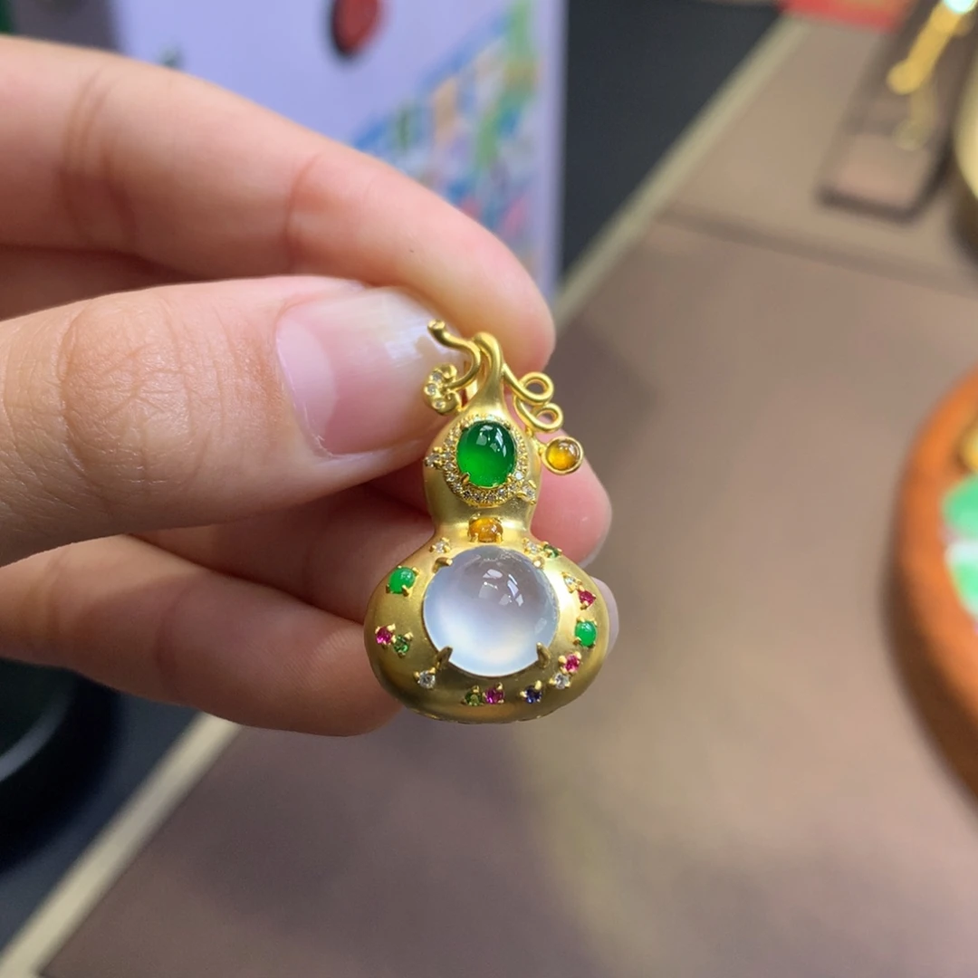 翡翠18K金镶嵌颈饰翡翠