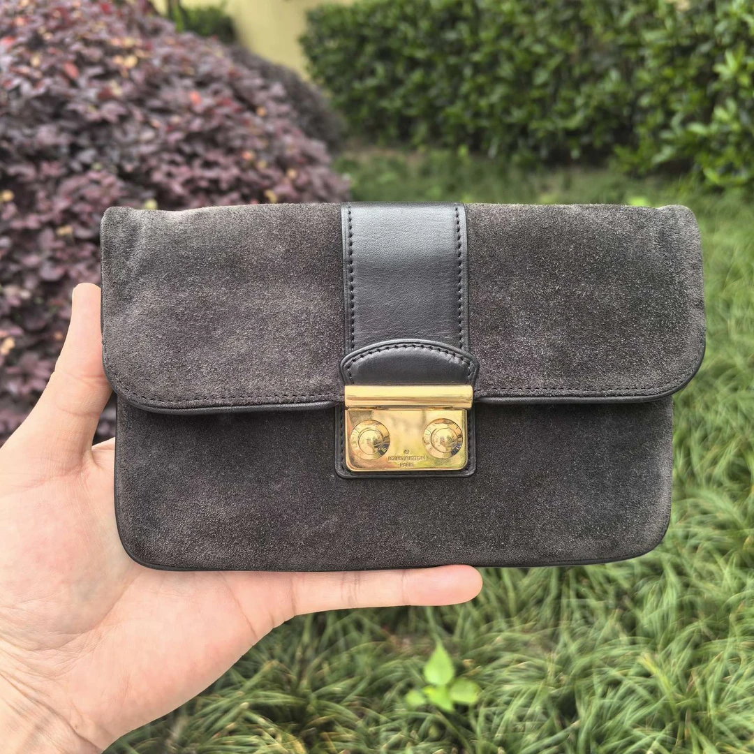 95新 LouisVuitton/路易威登 lv 黑色翻盖手拿包 13463084二奢