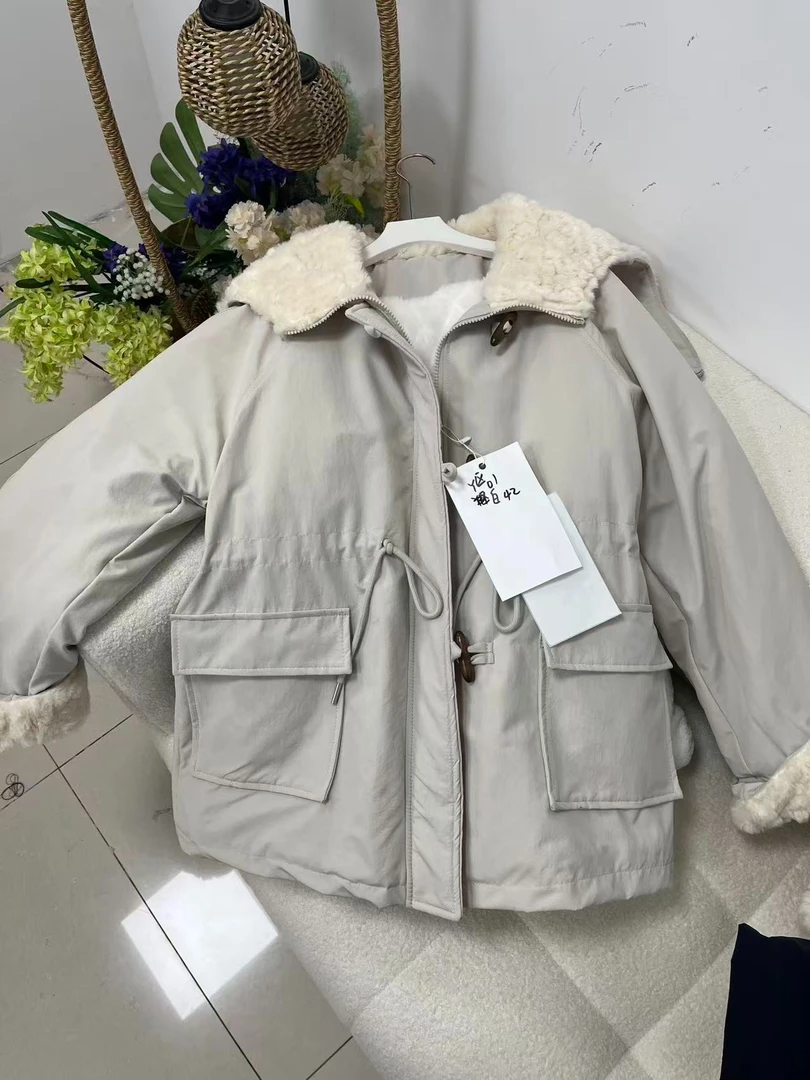 Y01区白色韩版牛角扣派克服冬季毛领