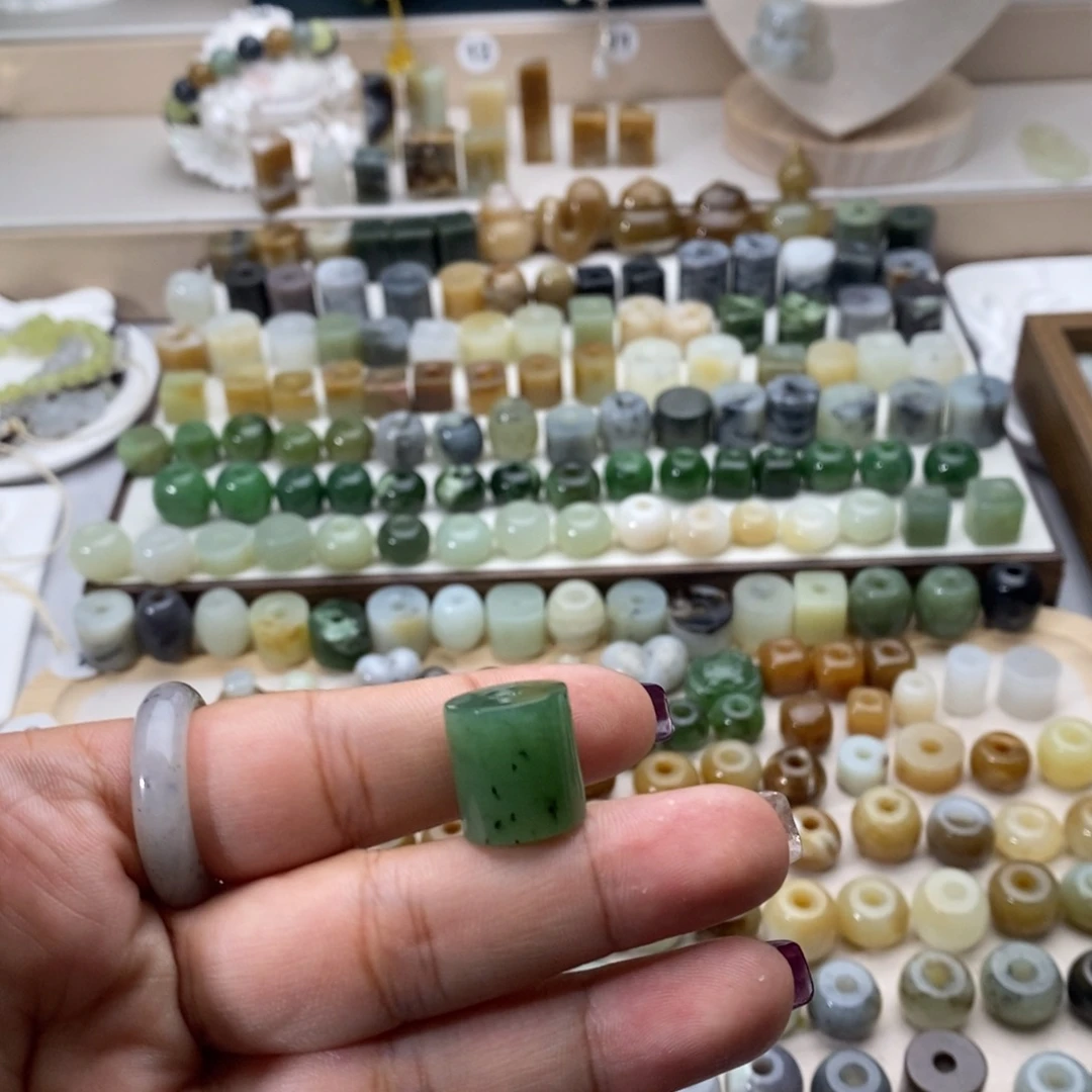 J***H和田玉未镶嵌颈饰买断