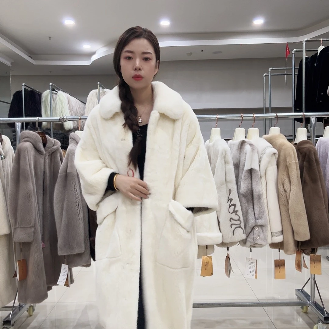 珍珠白翻领阔版大衣