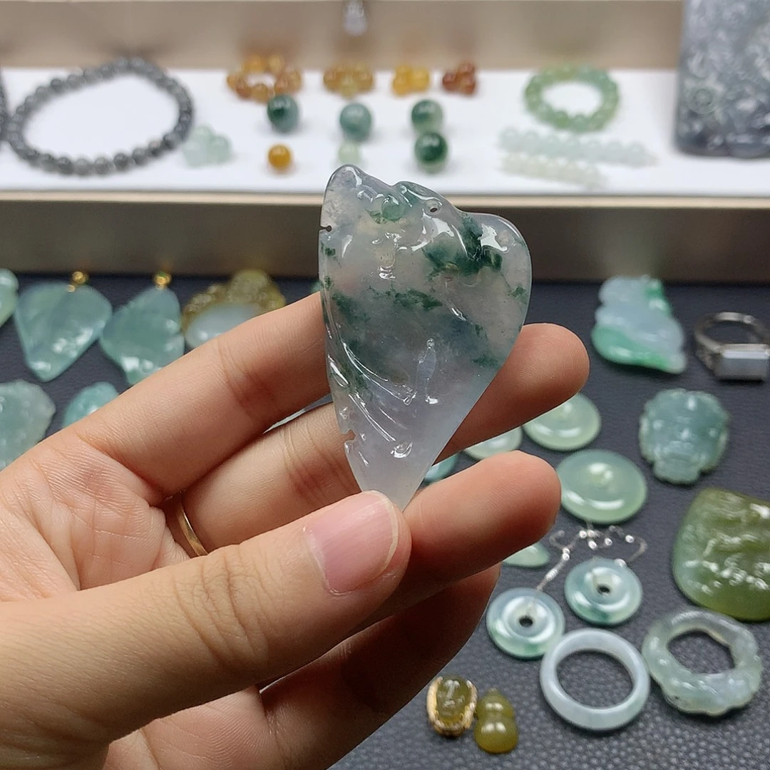 翡翠未镶嵌颈饰悟道