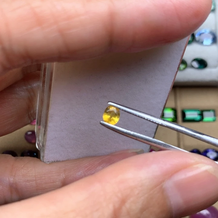 蓝宝石裸石未镶嵌