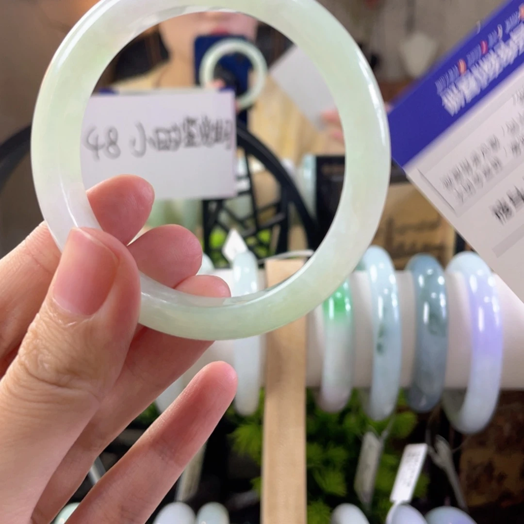 翡翠未镶嵌手镯有纹