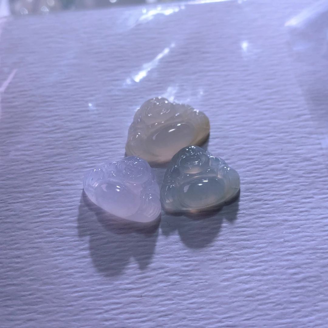 翡翠未镶嵌颈饰一手