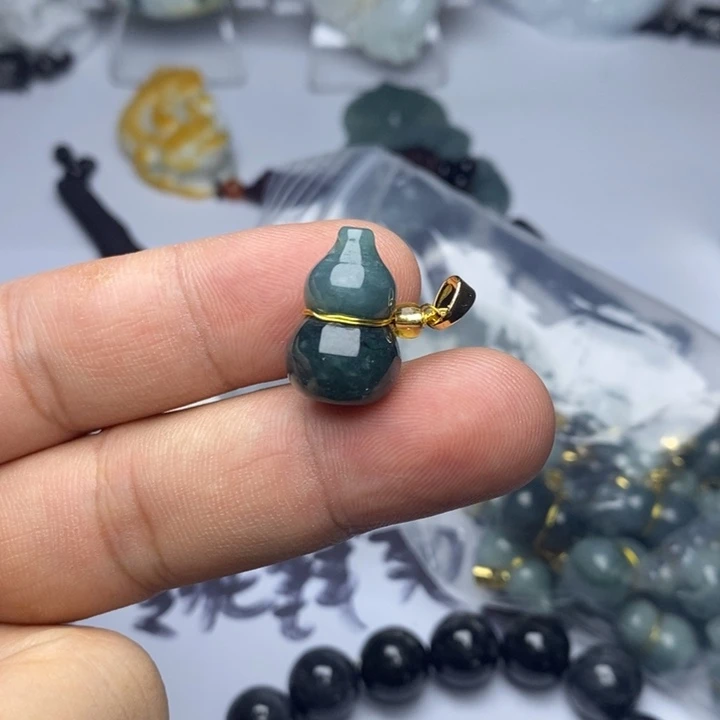 翡翠未镶嵌颈饰胡***金翡翠