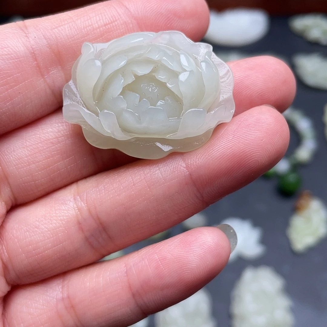 和田玉未镶嵌颈饰牡丹花吊坠