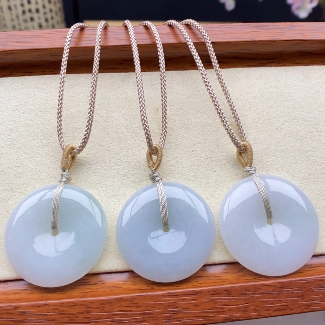 翡翠未镶嵌颈饰发其一