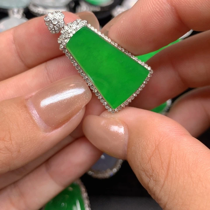 愉***悦吊坠(不含链)18K金镶嵌翡翠