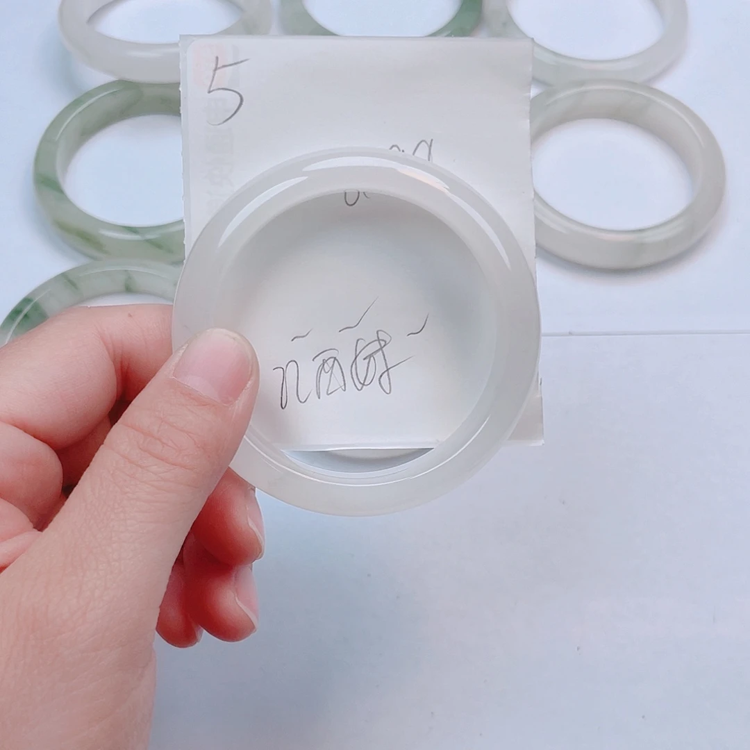 江***妹石英岩玉未镶嵌手镯