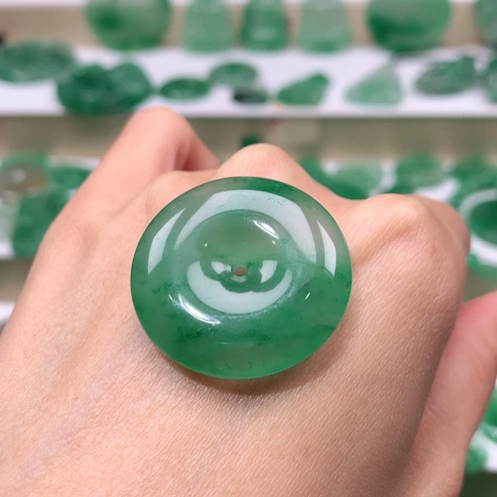 颈饰未镶嵌石英质玉