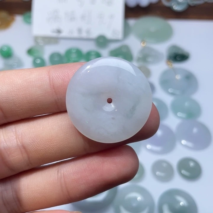 翡翠未镶嵌颈饰平安扣