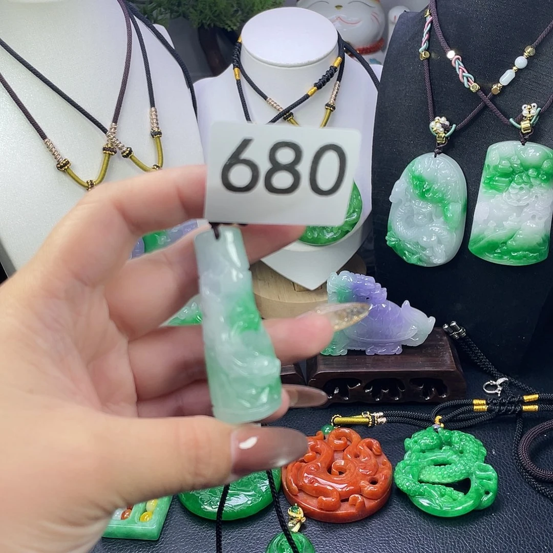翡翠未镶嵌吊坠(赠链)