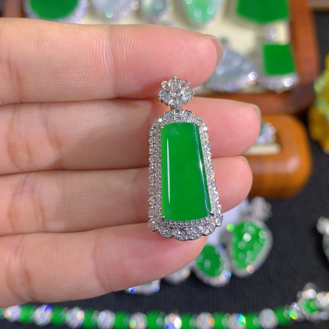 翡翠18K金镶嵌颈饰